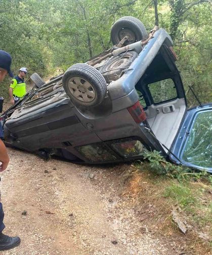Kontrolden çıkan hafif ticari araç takla attı