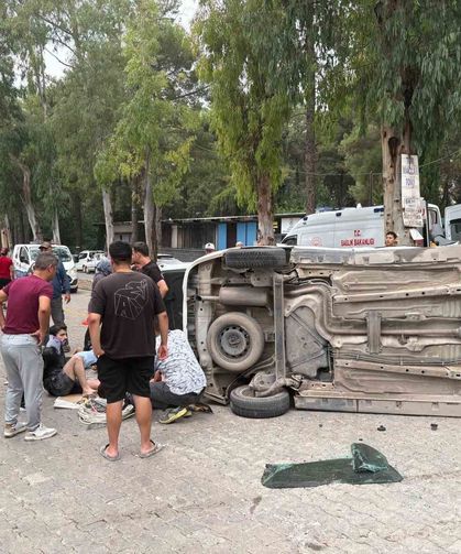 Otomobil hafif ticari araçla çarpıştı: 5 yaralı