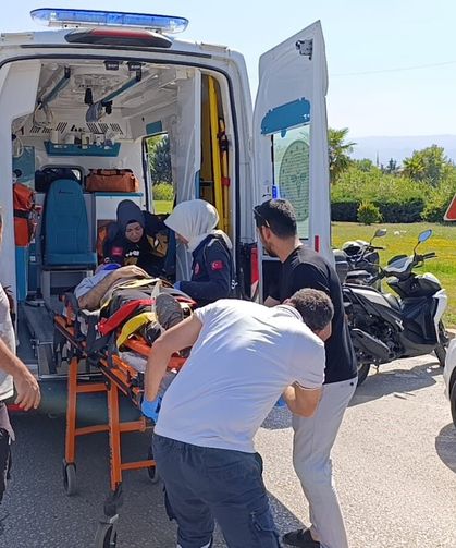 Otomobile çarpan motosiklet sürücüsü ağır yaralandı