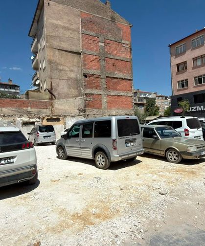 Niğde'de yıkılan binanın yeri otoparka dönüştü