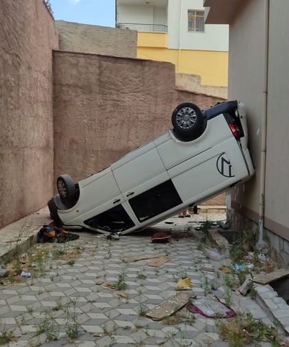 Niğde’de kontrolden çıkan ticari araç iki binanın arasına düştü
