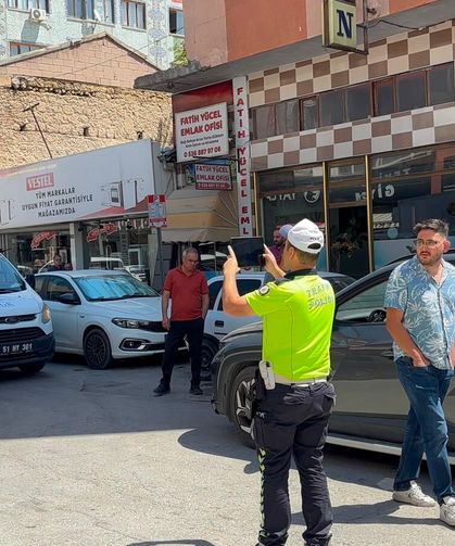 Niğde’de açılan kamyonet kapağı otomobile çarptı