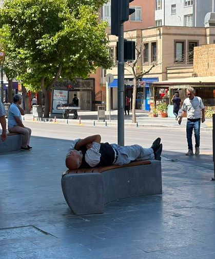 Niğde'de sıcağa dayanamadı, bankı yatak yaptı!