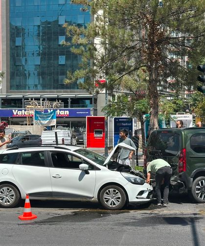Avm önünde 2 araç çarpıştı