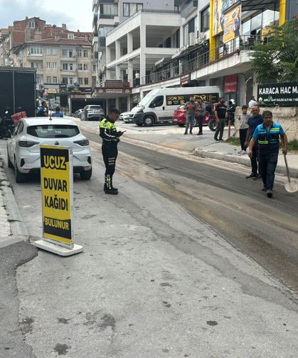Niğde'de yola dökülen yağ motosikletliyi düşürdü