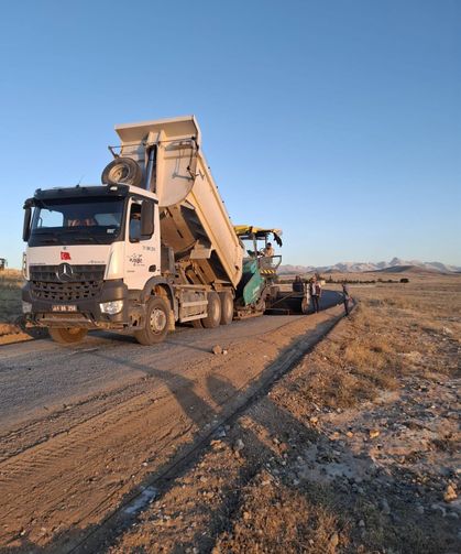 Karatlı’da ulaşımı rahatlatacak asfalt çalışması sürüyor