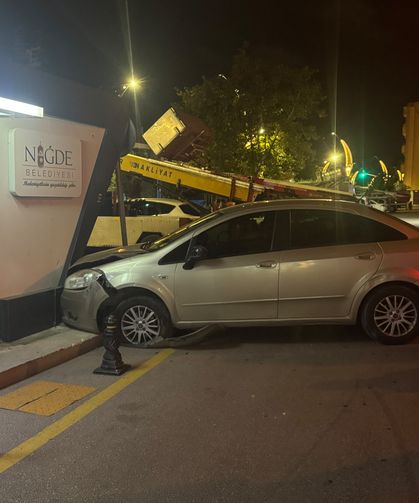 Freni boşalan otomobil duvarı yıkıp ATM’lere çarptı