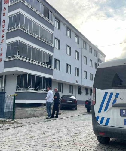Evinde silahla vurulmuş halde bulundu