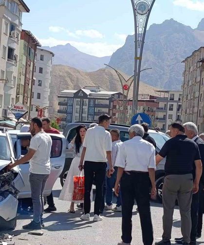 İki araç çarpıştı: 1 yaralı