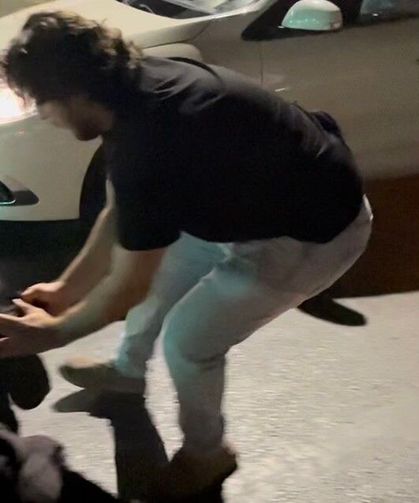 Polise direnen, gazeteciye tüküren alkollü kadın tutuklandı