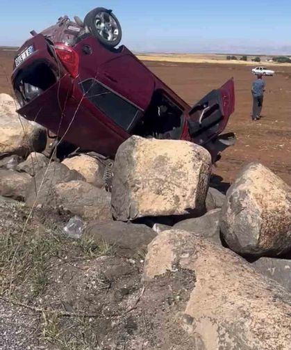 Lastiği patlayan otomobil şarampole devrildi: 1 yaralı