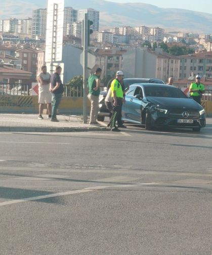 Niğde’de köprü üzerinde kaza: Araçlar hasar gördü