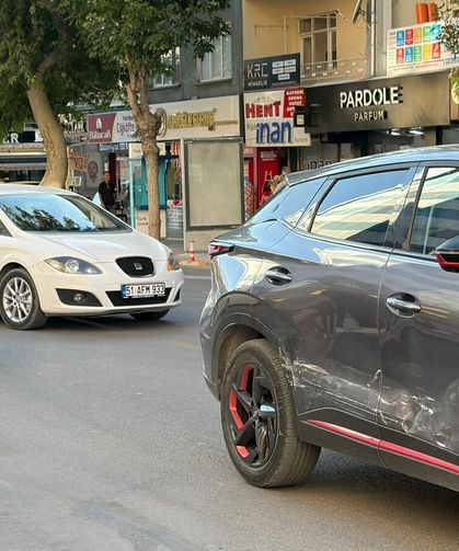Niğde’de iki otomobil çarpıştı