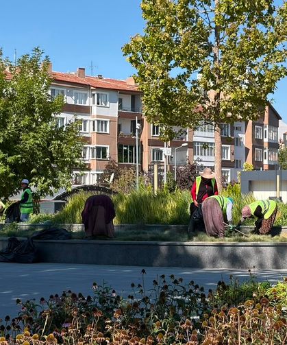 Niğde Belediyesi binası önünde peyzaj çalışması