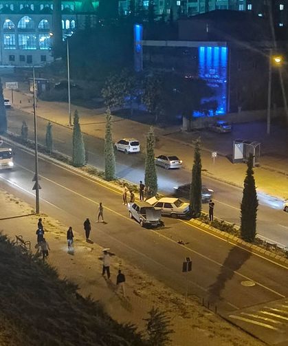 Niğde iki otomobil çarpıştı