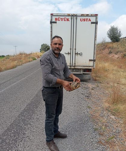 Yolda karşısına çıktı, hemen durdu