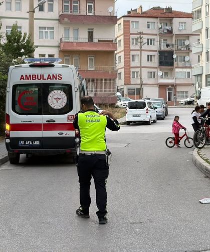 Otomobile çarpmamak için motosikletten düştü