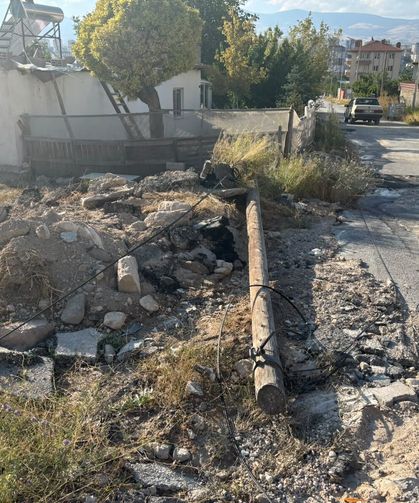 Niğde'de kamyonun takıldığı teller direği yerinden söktü