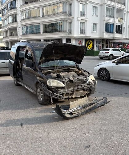 Niğde’de hafif ticari araç ile otomobil çarpıştı: 2 yaralı