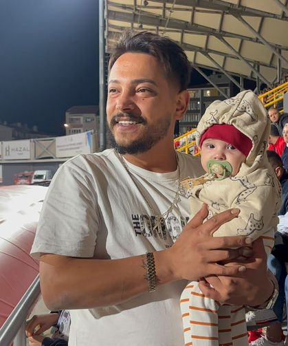 Amcası sahada, 4 aylık Mehmet tribünde