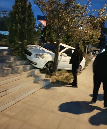 Niğde’de kontrolden çıkan otomobil kaldırıma çıktı