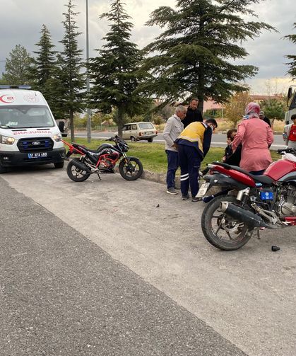 Niğde'de motosikletler kafa kafaya çarpıştı: 2 yaralı