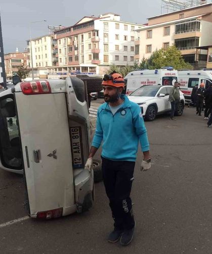 Otomobil ile pikap çarpıştı: 2 yaralı