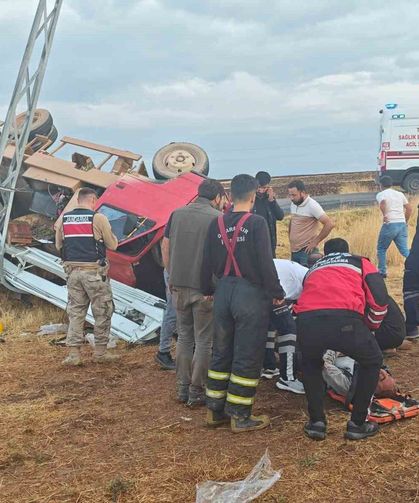 Kamyonet devrildi: 5 yaralı