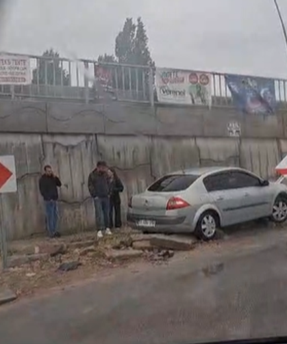 Niğde’de virajı alamayan araç trafik levhasına çarptı