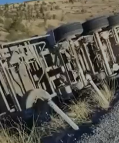 Niğde’de virajı alamayan tır devrildi