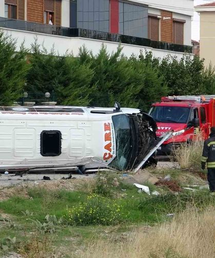 Servis minibüsü ile otomobil çarpıştı: 9 yaralı