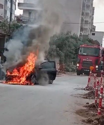 Park halindeki otomobil alev alev yandı