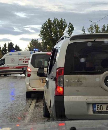İki aracın kafa kafaya çarpıştığı kazada 5 kişi yaralandı