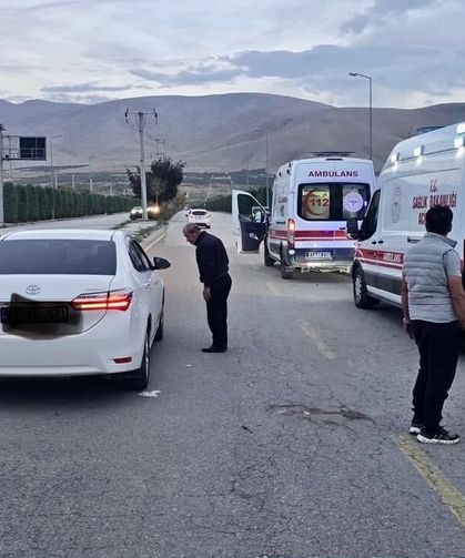 Niğde’de otomobille motosiklet çarpıştı: 1’i ağır 2 yaralı