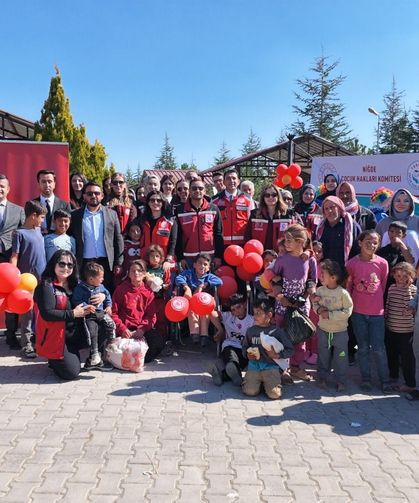 Niğde'de mevsimlik tarım işçilerinin çocukları gönüllerince eğlendi