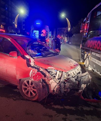 Otomobil aydınlatma direğine çaptı 2 kişi yaralandı