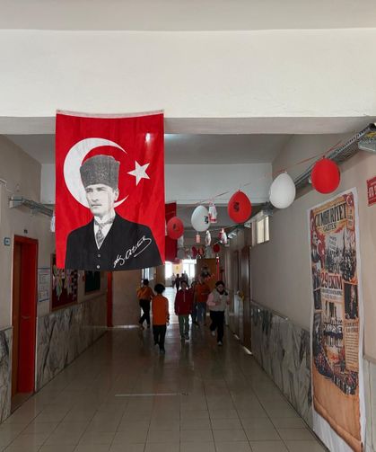 Niğde’de okul koridorunda Cumhuriyet coşkusu