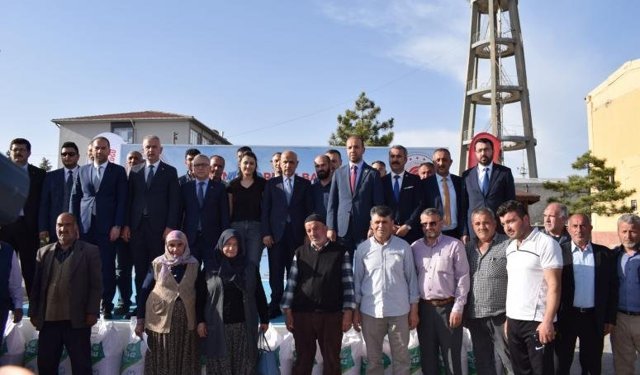 Tarım Bakanı Niğde’de çiftçiye tohum dağıttı