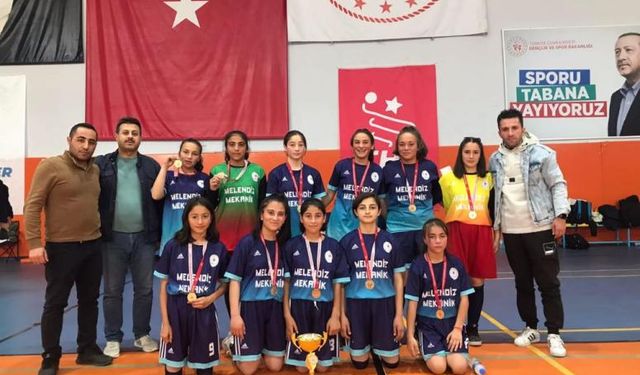 Divarlı Ahmet Yesevi Ortaokulu Futsal Niğde Şampiyonu Oldu