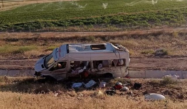 Fındık işçilerini taşıyan minibüs devrildi; 24 yaralı