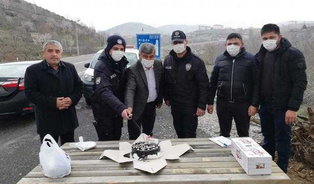 Başkandan uygulama yapan polislere  pastalı kutlama