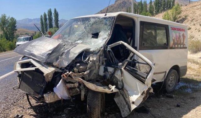 Minibüs ile otomobil çarpıştı:2 ölü, 1 yaralı 