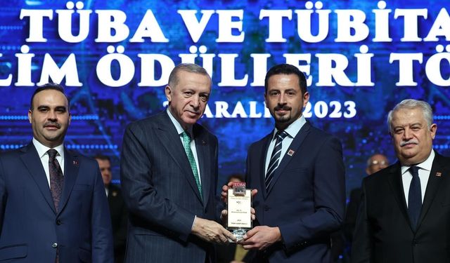 NÖHÜ akademisyeni ödülünü Cumhurbaşkanı Erdoğan’dan aldı