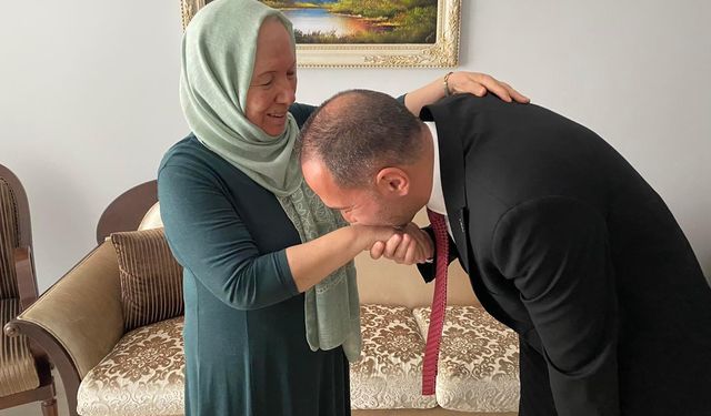 Annesinin hayır duasını alıp Ankara’ya doğru yola çıktı 