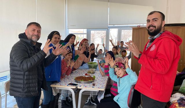 Öğrenciler işaret dili öğrenirken sosyal faaliyetler eşliğinde bilinçleniyor