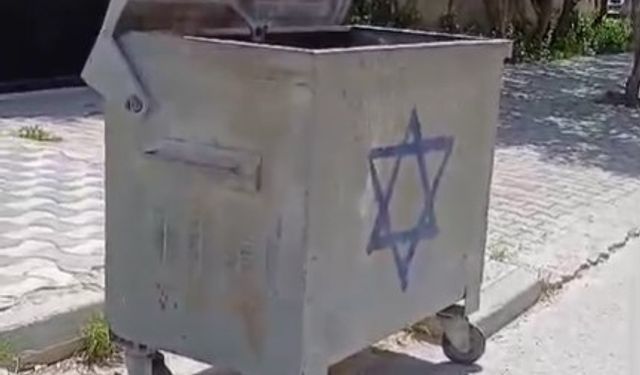 İsrail’i çöp konteynerine çizdikleri amblemle protesto ettiler