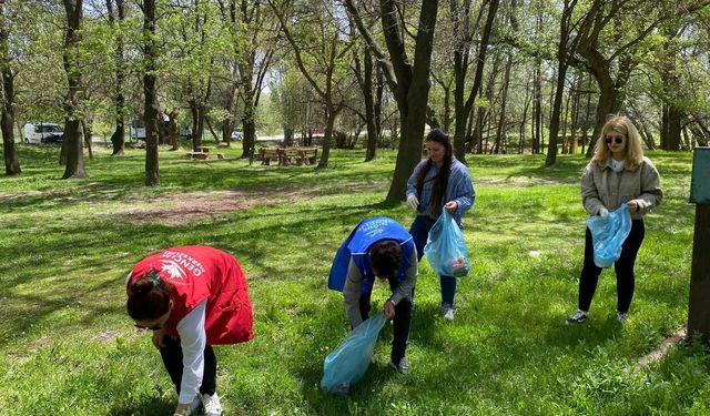 Niğde’de Gençlik Merkezi Gönüllüleri çevre temizliği yaptı