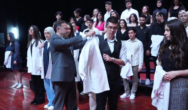 Niğde Ömer Halisdemir Üniversitesi'nde 225 tıp öğrencisi beyaz önlük giydi