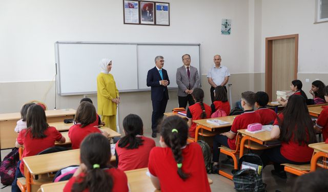 Vali Çelik Süleyman Fethi Ortaokulu'nda Öğrencilerle Bir Araya Geldi