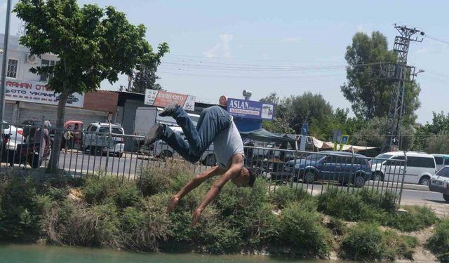 Adana’da hava sıcaklığı 44 dereceye ulaştı, çocuklar kanallara akın etti